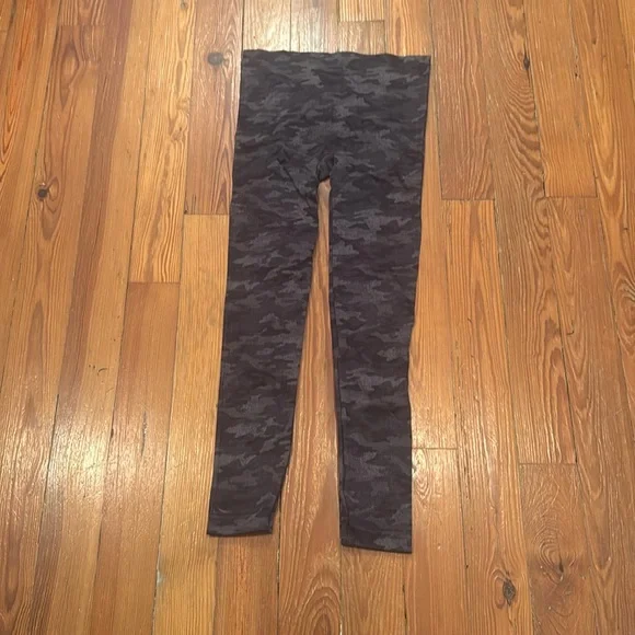 Spanx seamless camp size medium leggings excellent condition - Picture 2 of 4